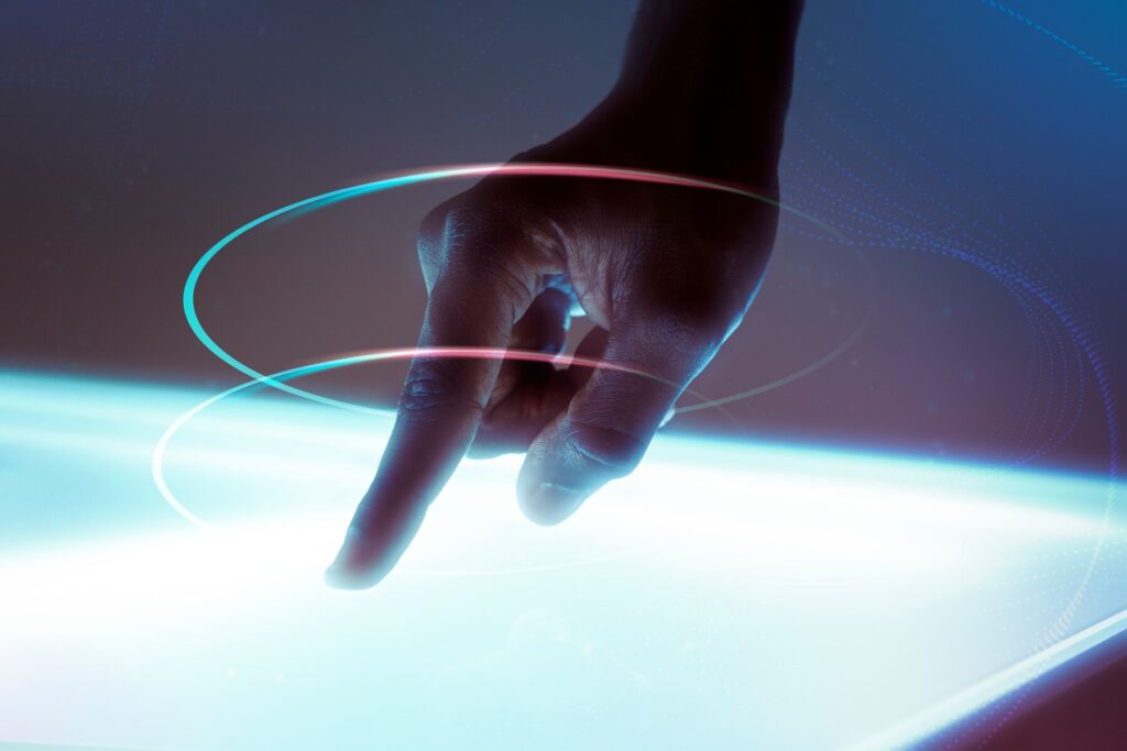 main-utilisant-remix-numerique-technologie-avancee-ecran-virtuel_53876-124697
